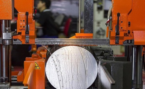 陈场镇立式金属带锯床切削出现跑带故障解决方法！